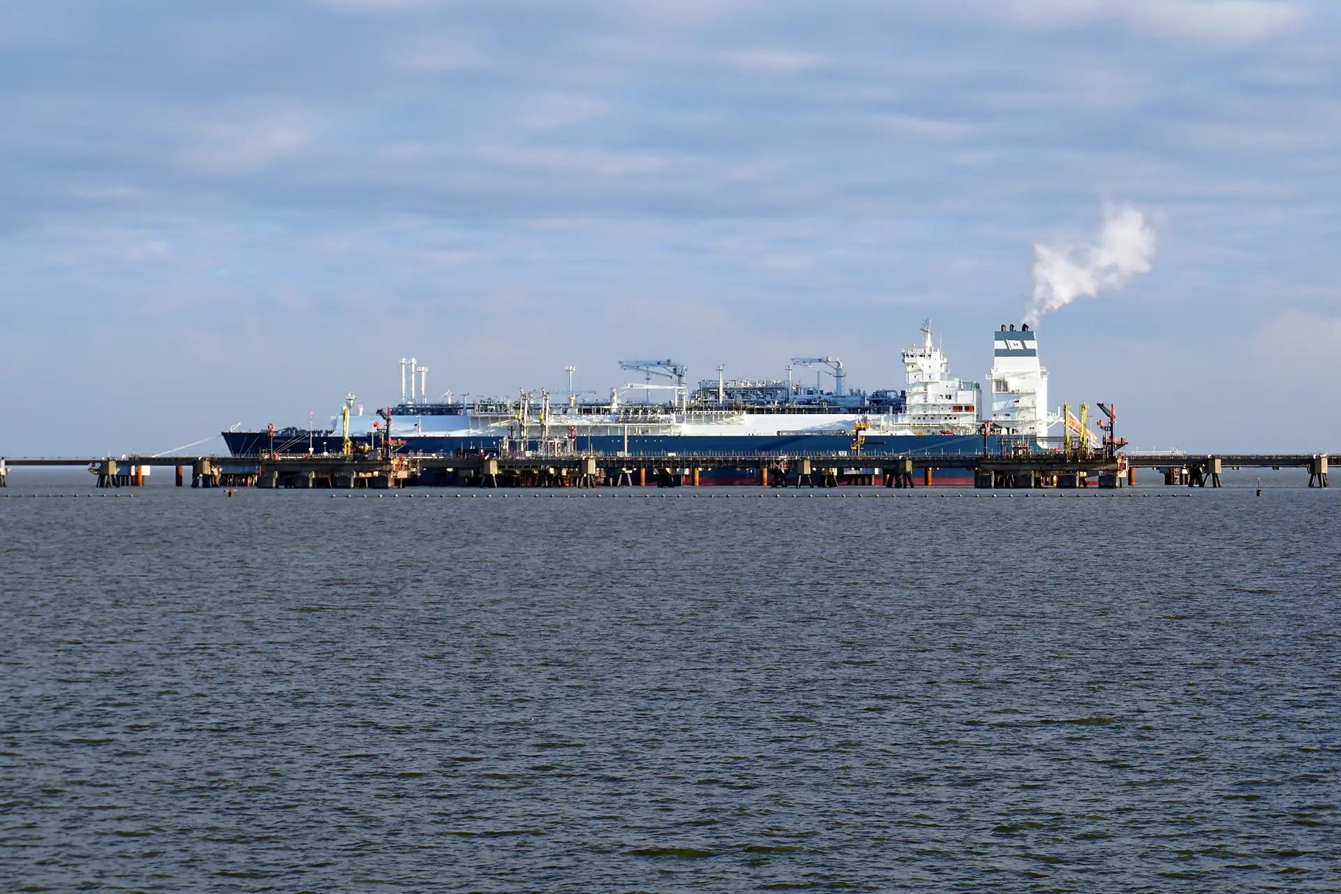 Höegh Esperanza FSRU ship moored in docks - ASaP LNG Sampling System Höegh Esperanza FSRU ship moored in docks - ASaP LNG Sampling System